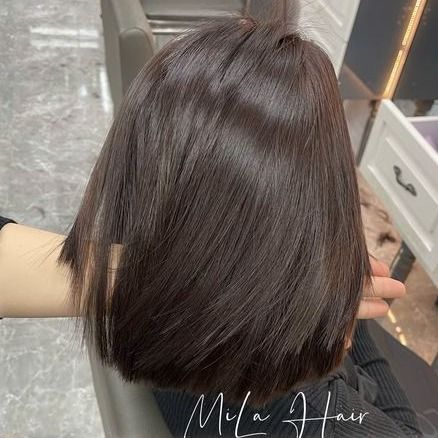 Tóc ngắn ngang cằm suôn thẳng, nhìn từ phía sau