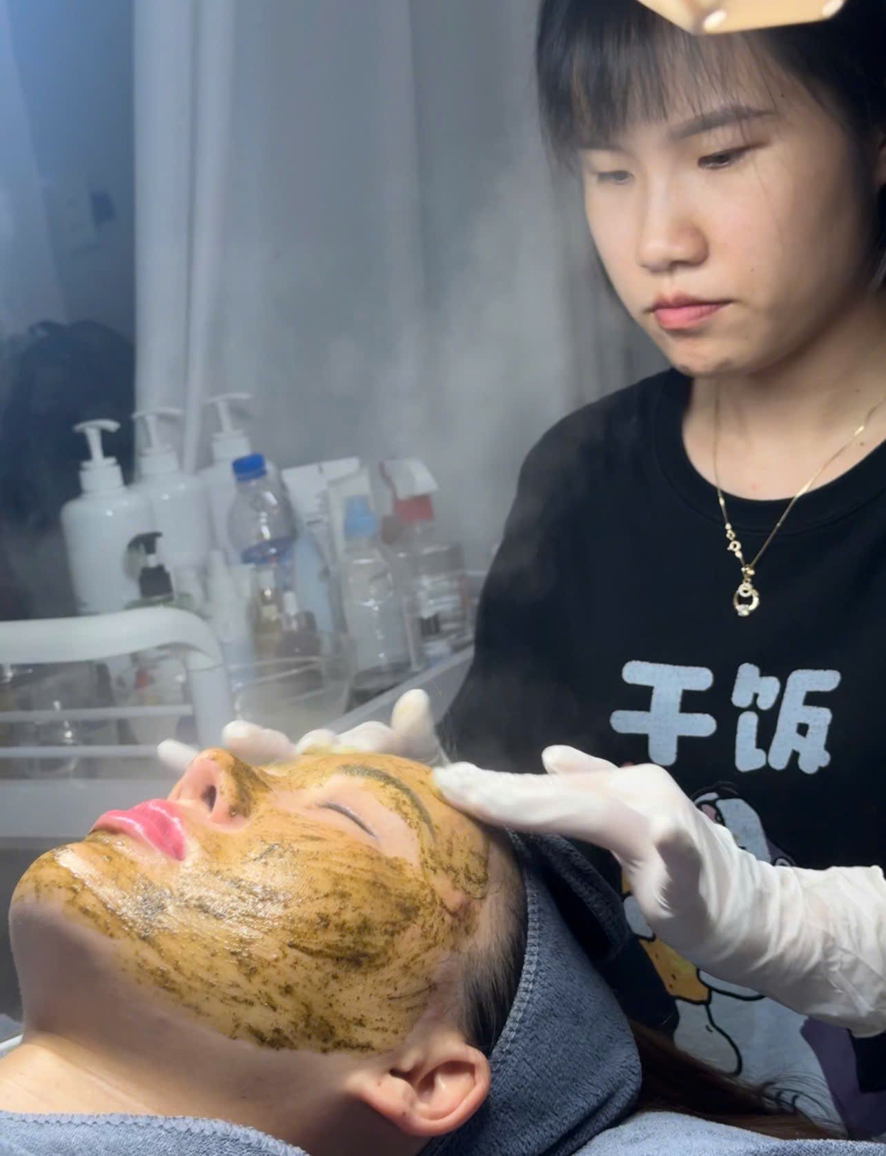 Khách được đắp mặt nạ tảo tại spa MiLa