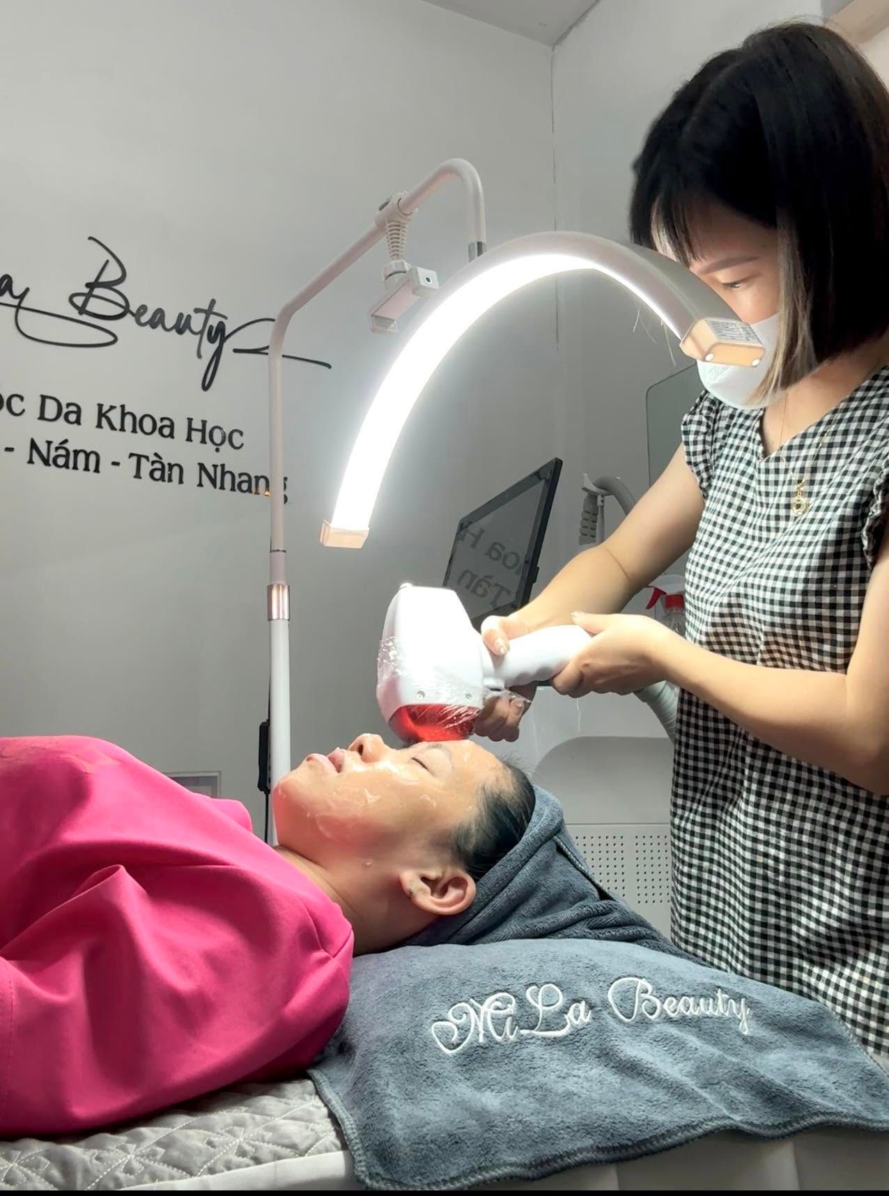 Kỹ thuật viên MiLa triệt lông bằng máy cho khách
